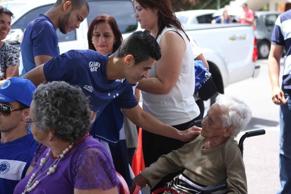 Jogadores receberam a visita  de 21 idosos de um asilo de Nova Lima, que acompanharam o �ltimo treino antes do jogo contra o Santos e puderam conhecer os atletas