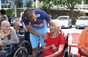 Jogadores receberam a visita  de 21 idosos de um asilo de Nova Lima, que acompanharam o �ltimo treino antes do jogo contra o Santos e puderam conhecer os atletas