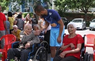 Jogadores receberam a visita  de 21 idosos de um asilo de Nova Lima, que acompanharam o �ltimo treino antes do jogo contra o Santos e puderam conhecer os atletas