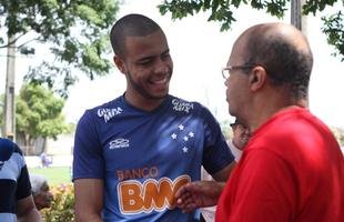 Jogadores receberam a visita  de 21 idosos de um asilo de Nova Lima, que acompanharam o �ltimo treino antes do jogo contra o Santos e puderam conhecer os atletas