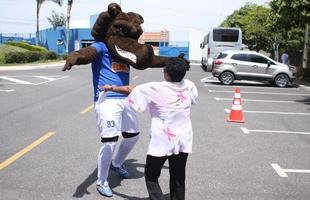Jogadores receberam a visita  de 21 idosos de um asilo de Nova Lima, que acompanharam o �ltimo treino antes do jogo contra o Santos e puderam conhecer os atletas