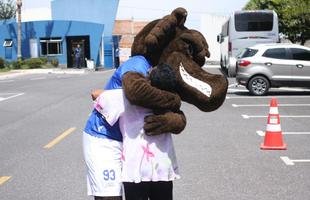 Jogadores receberam a visita  de 21 idosos de um asilo de Nova Lima, que acompanharam o �ltimo treino antes do jogo contra o Santos e puderam conhecer os atletas