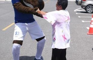 Jogadores receberam a visita  de 21 idosos de um asilo de Nova Lima, que acompanharam o �ltimo treino antes do jogo contra o Santos e puderam conhecer os atletas