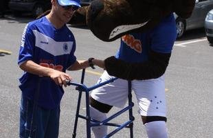 Jogadores receberam a visita  de 21 idosos de um asilo de Nova Lima, que acompanharam o �ltimo treino antes do jogo contra o Santos e puderam conhecer os atletas