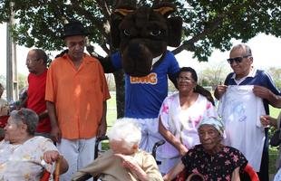 Jogadores receberam a visita  de 21 idosos de um asilo de Nova Lima, que acompanharam o �ltimo treino antes do jogo contra o Santos e puderam conhecer os atletas