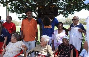 Jogadores receberam a visita  de 21 idosos de um asilo de Nova Lima, que acompanharam o �ltimo treino antes do jogo contra o Santos e puderam conhecer os atletas