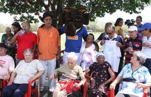 Jogadores receberam a visita  de 21 idosos de um asilo de Nova Lima, que acompanharam o �ltimo treino antes do jogo contra o Santos e puderam conhecer os atletas