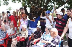 Jogadores receberam a visita  de 21 idosos de um asilo de Nova Lima, que acompanharam o �ltimo treino antes do jogo contra o Santos e puderam conhecer os atletas