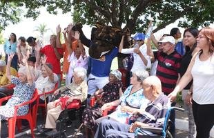 Jogadores receberam a visita  de 21 idosos de um asilo de Nova Lima, que acompanharam o �ltimo treino antes do jogo contra o Santos e puderam conhecer os atletas