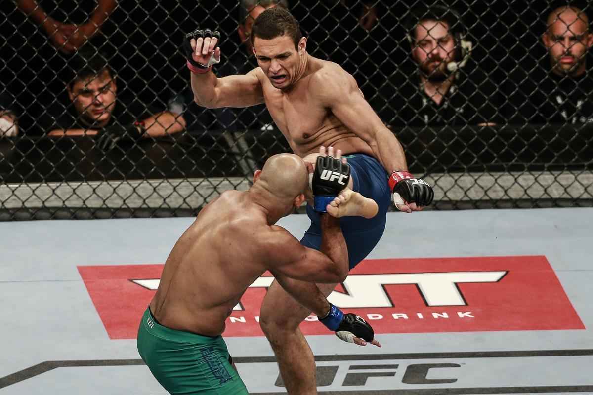 Relembre, em fotos, como o mineiro Warlley Alves conquistou o ttulo dos mdios do TUF Brasil 3, com a vitria por finalizao sobre Mrcio Lyoto no terceiro round do TUF Brasil 3 finale, em So Paulo