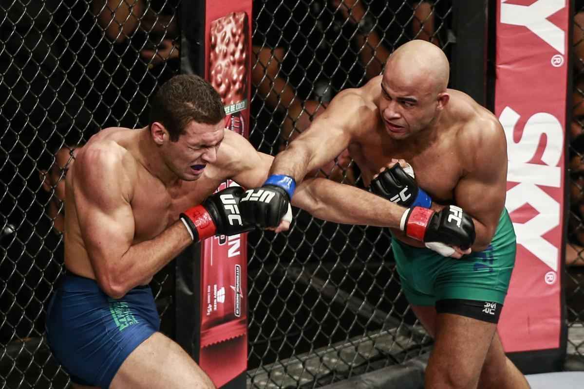 Relembre, em fotos, como o mineiro Warlley Alves conquistou o ttulo dos mdios do TUF Brasil 3, com a vitria por finalizao sobre Mrcio Lyoto no terceiro round do TUF Brasil 3 finale, em So Paulo