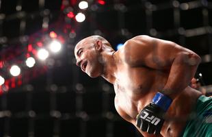 Relembre, em fotos, como o mineiro Warlley Alves conquistou o ttulo dos mdios do TUF Brasil 3, com a vitria por finalizao sobre Mrcio Lyoto no terceiro round do TUF Brasil 3 finale, em So Paulo