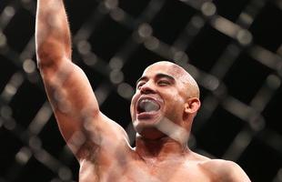 Relembre, em fotos, como o mineiro Warlley Alves conquistou o ttulo dos mdios do TUF Brasil 3, com a vitria por finalizao sobre Mrcio Lyoto no terceiro round do TUF Brasil 3 finale, em So Paulo