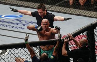 Relembre, em fotos, como o mineiro Warlley Alves conquistou o ttulo dos mdios do TUF Brasil 3, com a vitria por finalizao sobre Mrcio Lyoto no terceiro round do TUF Brasil 3 finale, em So Paulo