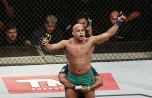 Relembre, em fotos, como o mineiro Warlley Alves conquistou o ttulo dos mdios do TUF Brasil 3, com a vitria por finalizao sobre Mrcio Lyoto no terceiro round do TUF Brasil 3 finale, em So Paulo