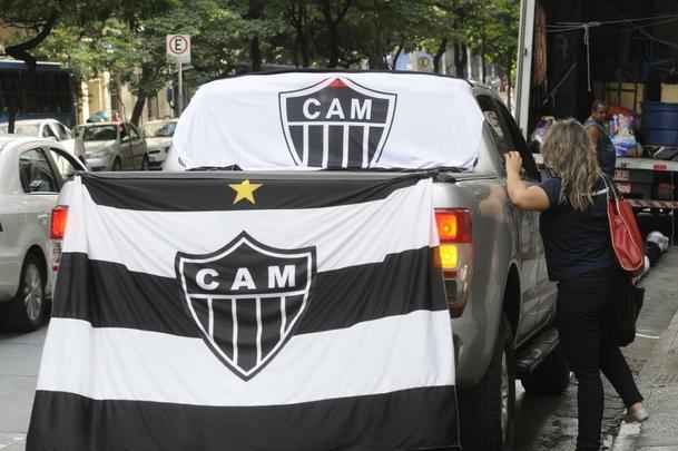 Camisas e bandeiras: atleticanos fizeram questo de demonstrar o amor incondicional ao clube de corao