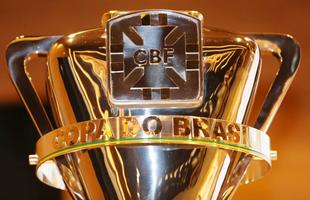 A CBF sorteou nesta quinta-feira os mandos de campo para a grande final da Copa do Brasil. O Atltico abrir, atuando no Independncia, dia 12. O Cruzeiro decide no Mineiro, dia 26.