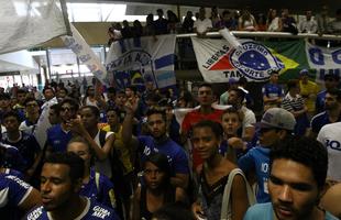 Equipe foi recebida por centenas de torcedores em Confins aps classificao contra o Santos