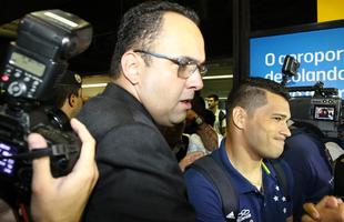 Cruzeiro desembarca ovacionado pela torcida em Confins