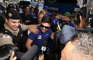 Cruzeiro desembarca ovacionado pela torcida em Confins