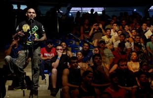 Mineiro Glover Teixeira participa de 'questions and answers' antes da pesagem em Uberlndia