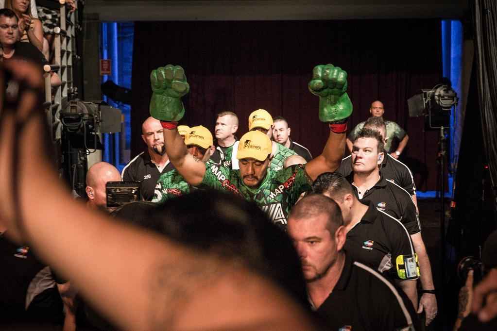 Imagens do UFC Fight Night 55, em Sydney - Entrada de Soa Palelei