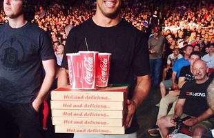 Imagens do UFC Fight Night 55, em Sydney - James Te Huna levando pizza para os amigos