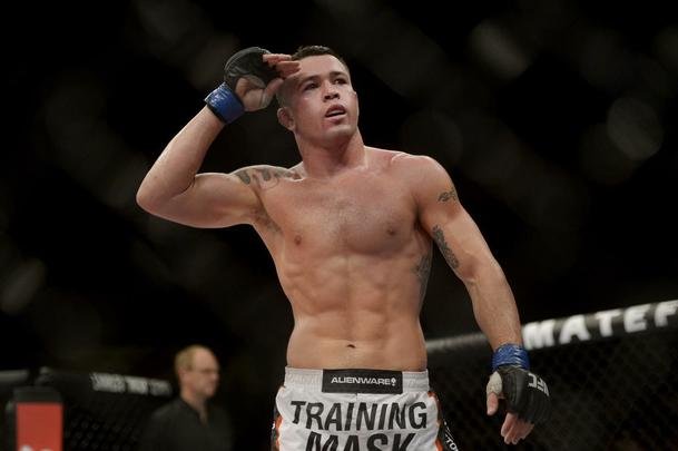 Imagens do UFC Fight Night 56, em Uberlndia - Colby Covington (luvas azuis) venceu o mineiro Wagno Silva com uma finalizao com um belo mata-leo no terceiro round