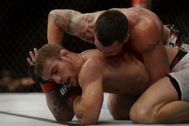 Imagens do UFC Fight Night 56, em Uberlndia - Colby Covington (luvas azuis) venceu o mineiro Wagno Silva com uma finalizao com um belo mata-leo no terceiro round