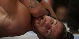Imagens do UFC Fight Night 56, em Uberlândia - Colby Covington (luvas azuis) venceu o mineiro Wagnão Silva com uma finalização com um belo mata-leão no terceiro round