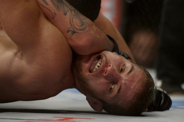 Imagens do UFC Fight Night 56, em Uberlndia - Colby Covington (luvas azuis) venceu o mineiro Wagno Silva com uma finalizao com um belo mata-leo no terceiro round