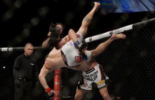 Imagens do UFC Fight Night 56, em Uberlndia - Colby Covington (luvas azuis) venceu o mineiro Wagno Silva com uma finalizao com um belo mata-leo no terceiro round
