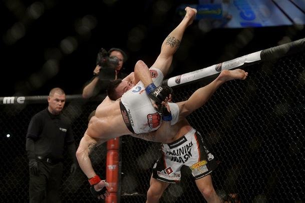 Imagens do UFC Fight Night 56, em Uberlndia - Colby Covington (luvas azuis) venceu o mineiro Wagno Silva com uma finalizao com um belo mata-leo no terceiro round