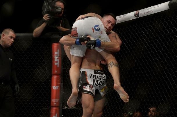 Imagens do UFC Fight Night 56, em Uberlndia - Colby Covington (luvas azuis) venceu o mineiro Wagno Silva com uma finalizao com um belo mata-leo no terceiro round