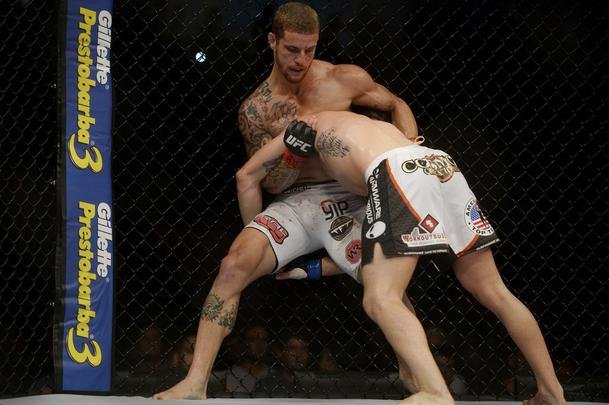 Imagens do UFC Fight Night 56, em Uberlndia - Colby Covington (luvas azuis) venceu o mineiro Wagno Silva com uma finalizao com um belo mata-leo no terceiro round