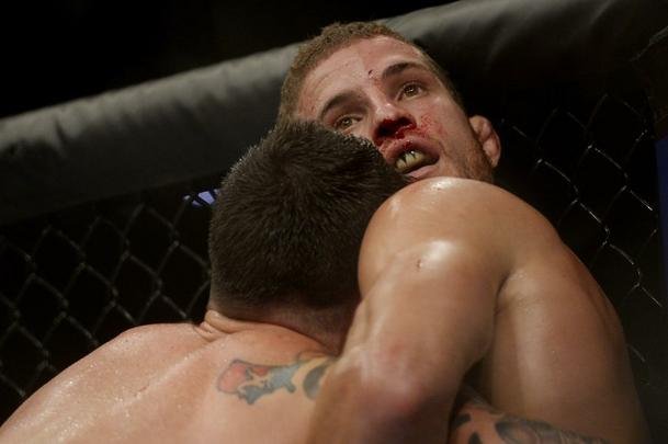 Imagens do UFC Fight Night 56, em Uberlndia - Colby Covington (luvas azuis) venceu o mineiro Wagno Silva com uma finalizao com um belo mata-leo no terceiro round