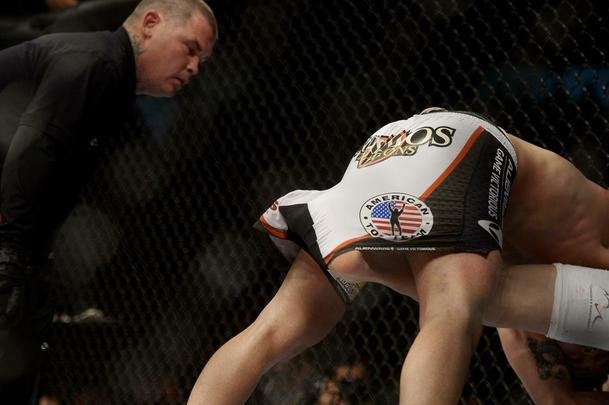 Imagens do UFC Fight Night 56, em Uberlndia - Colby Covington (luvas azuis) venceu o mineiro Wagno Silva com uma finalizao com um belo mata-leo no terceiro round