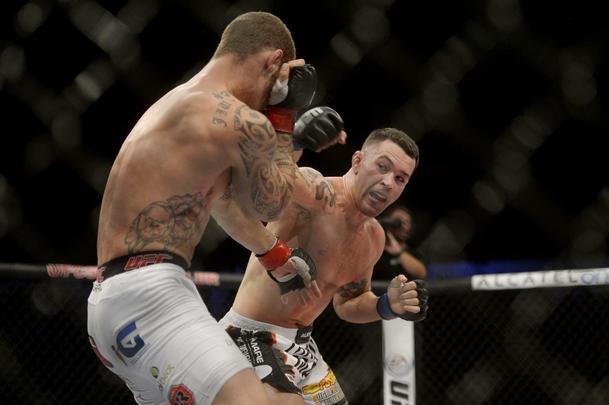 Imagens do UFC Fight Night 56, em Uberlndia - Colby Covington (luvas azuis) venceu o mineiro Wagno Silva com uma finalizao com um belo mata-leo no terceiro round