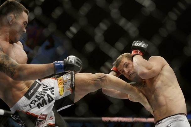 Imagens do UFC Fight Night 56, em Uberlndia - Colby Covington (luvas azuis) venceu o mineiro Wagno Silva com uma finalizao com um belo mata-leo no terceiro round