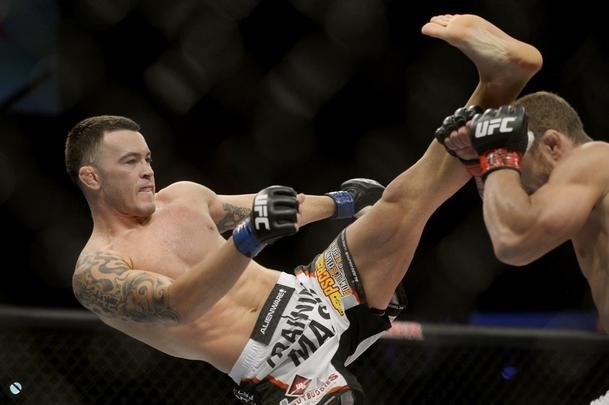 Imagens do UFC Fight Night 56, em Uberlndia - Colby Covington (luvas azuis) venceu o mineiro Wagno Silva com uma finalizao com um belo mata-leo no terceiro round