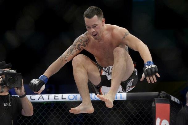Imagens do UFC Fight Night 56, em Uberlndia - Colby Covington (luvas azuis) venceu o mineiro Wagno Silva com uma finalizao com um belo mata-leo no terceiro round