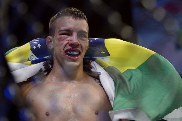 Imagens do UFC Fight Night 56, em Uberlndia - Thomas Almeida (bermuda branca) venceu Tim Gorman por deciso unnime