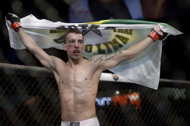 Imagens do UFC Fight Night 56, em Uberlndia - Thomas Almeida (bermuda branca) venceu Tim Gorman por deciso unnime