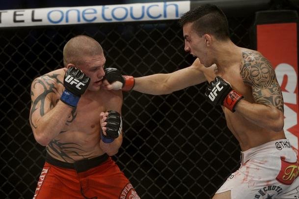 Imagens do UFC Fight Night 56, em Uberlndia - Thomas Almeida (bermuda branca) venceu Tim Gorman por deciso unnime