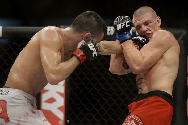 Imagens do UFC Fight Night 56, em Uberlndia - Thomas Almeida (bermuda branca) venceu Tim Gorman por deciso unnime
