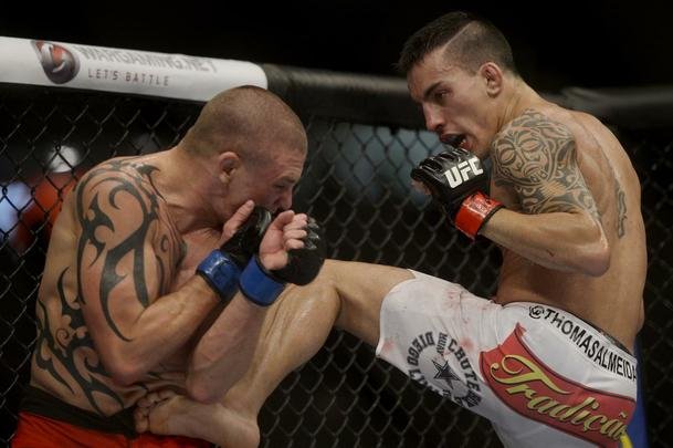 Imagens do UFC Fight Night 56, em Uberlndia - Thomas Almeida (bermuda branca) venceu Tim Gorman por deciso unnime