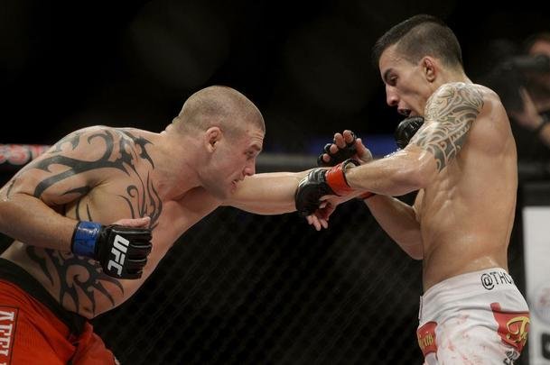 Imagens do UFC Fight Night 56, em Uberlndia - Thomas Almeida (bermuda branca) venceu Tim Gorman por deciso unnime