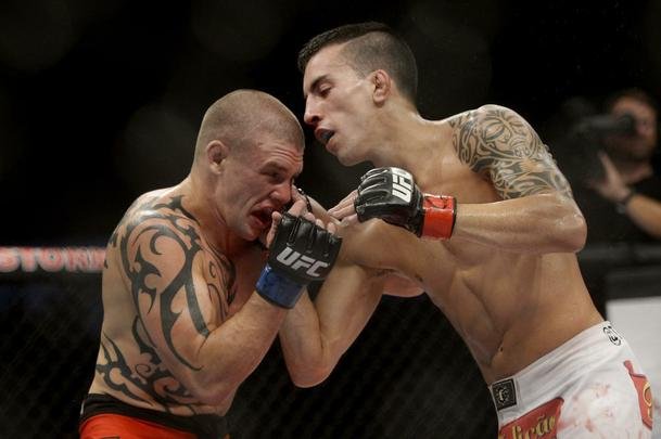 Imagens do UFC Fight Night 56, em Uberlndia - Thomas Almeida (bermuda branca) venceu Tim Gorman por deciso unnime