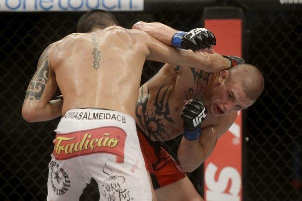 Imagens do UFC Fight Night 56, em Uberlndia - Thomas Almeida (bermuda branca) venceu Tim Gorman por deciso unnime