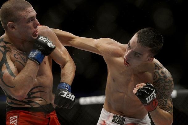 Imagens do UFC Fight Night 56, em Uberlndia - Thomas Almeida (bermuda branca) venceu Tim Gorman por deciso unnime